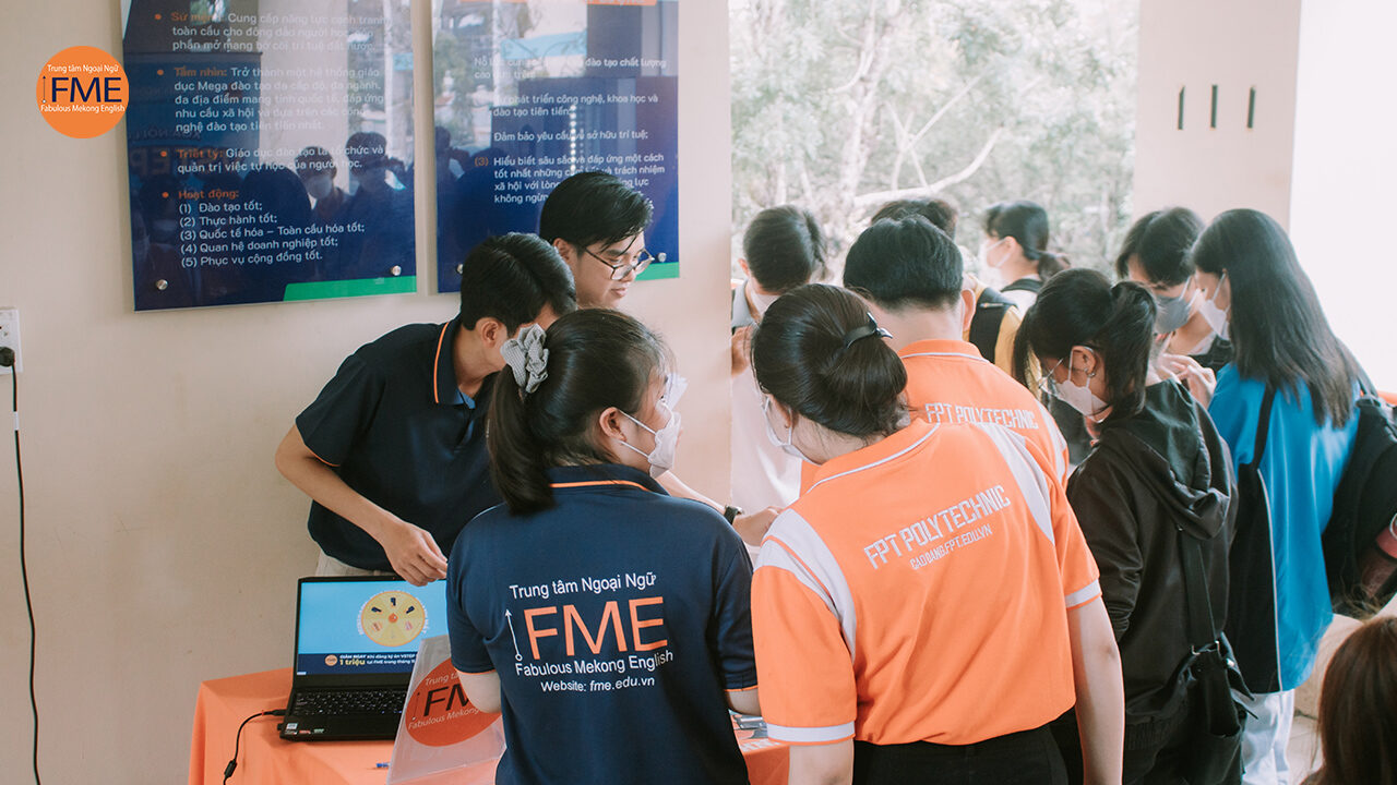 Các bạn sinh viên FPT Polytechnic tham gia trò chơi nhận quà hấp dẫn cùng FME