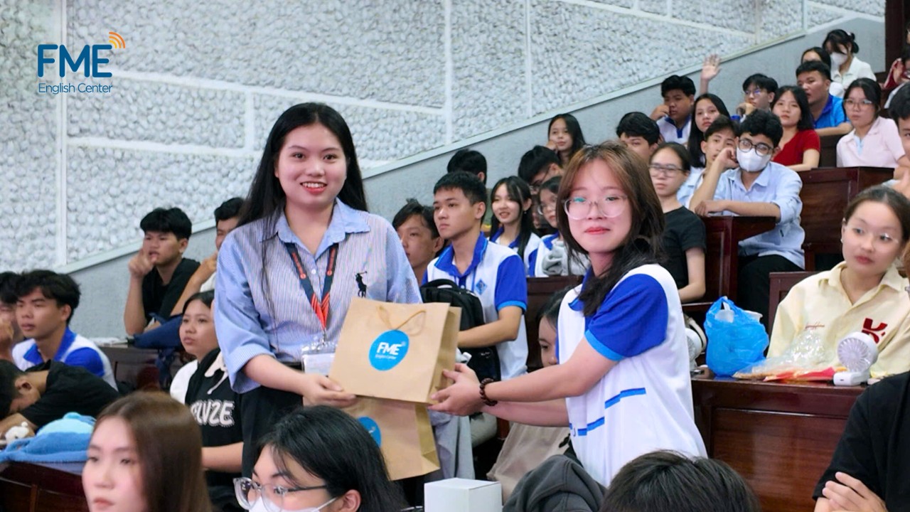 Đại diện FME English Center chia sẻ chuyên đề “From Zero to Hero” giúp sinh viên K51 định hướng học tiếng Anh hiệu quả.