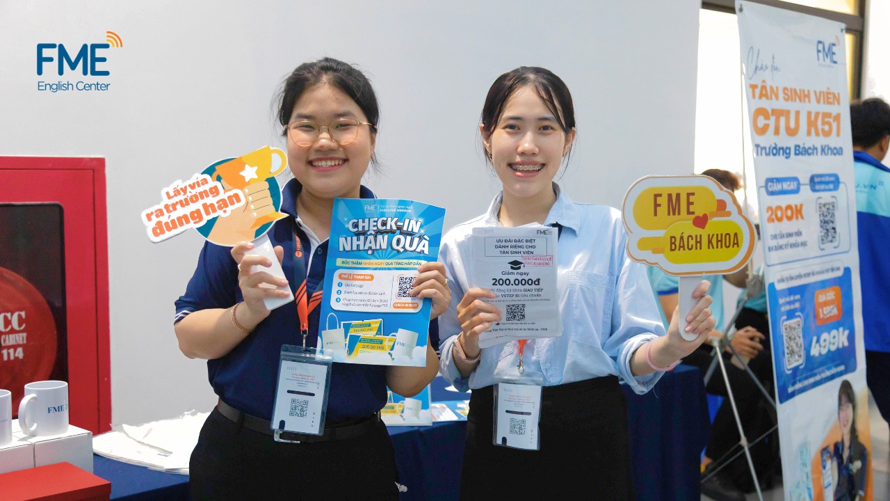 Sinh viên tham gia gian hàng FME English Center trong sự kiện chào đón tân sinh viên Đại học Cần Thơ năm 2025