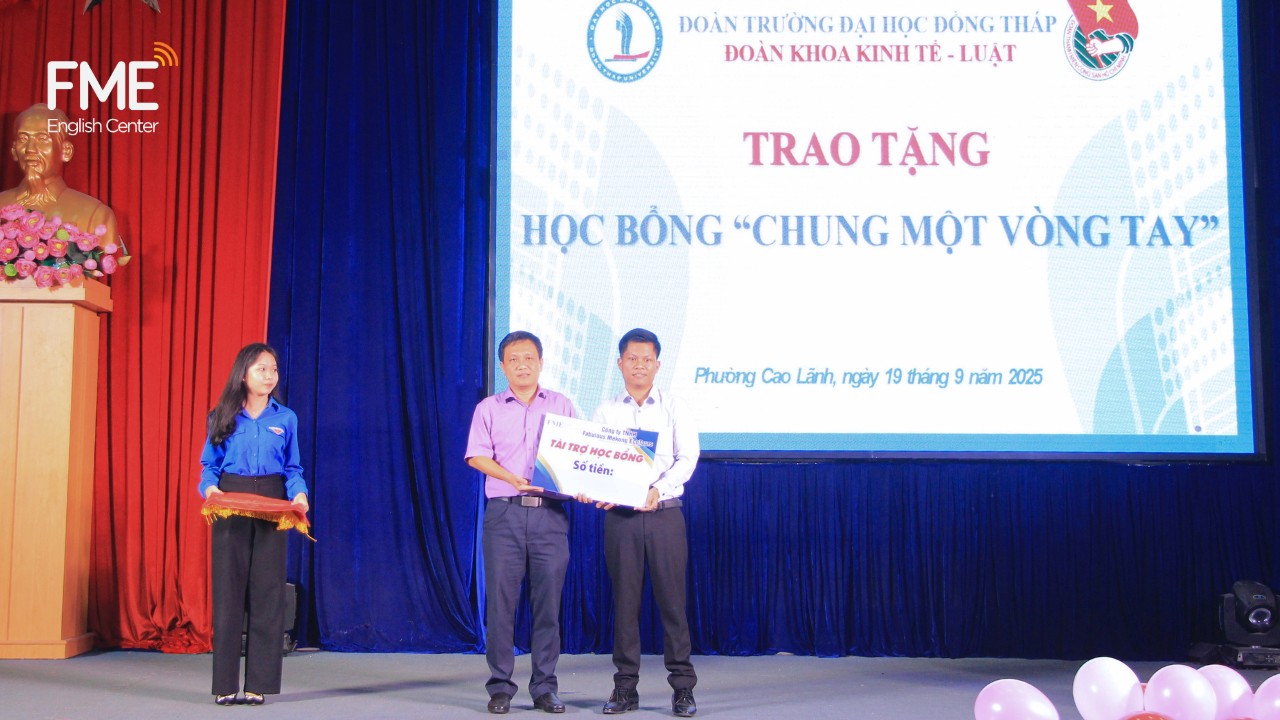 Đại diện Trung tâm Ngoại ngữ FME trao học bổng “Chung Một Vòng Tay” hỗ trợ sinh viên vượt khó học tốt tại Trường Đại học Đồng Tháp năm 2025.