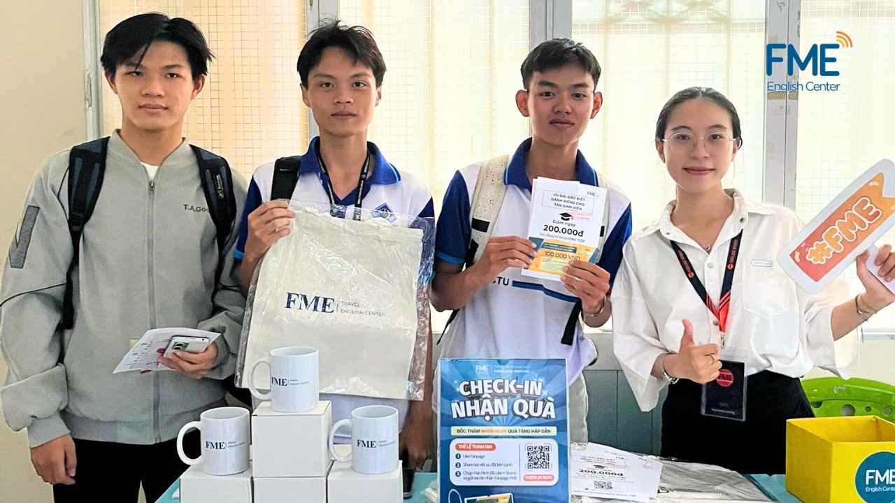 Tân sinh viên Bách Khoa CTU tham gia hoạt động check-in và bốc thăm nhận quà tại gian hàng FME English Center