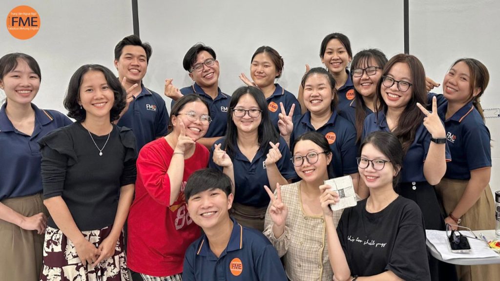 Nhân viên FME và Ms Duy Thư trong buổi training DISC