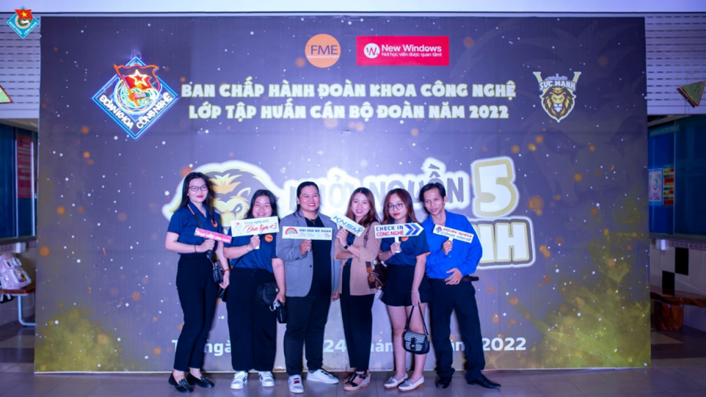 Hình ảnh thành viên FME chụp hình cùng cán bộ đoàn khoa trường Đại học Cần Thơ