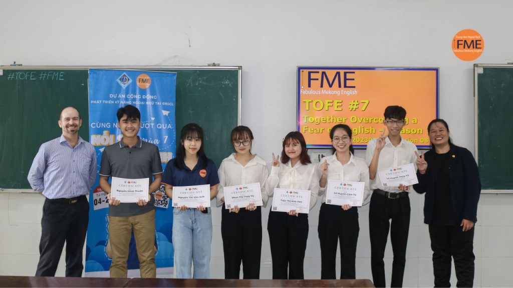 Trao chứng nhận cho các thành viên tham gia TOFE mùa 7