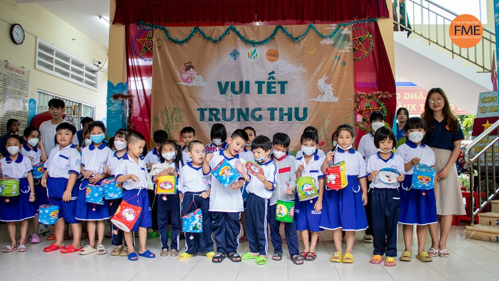FME Trung Thu 2022 - Các bạn nhỏ vui vẻ nhận lồng đèn trung thu